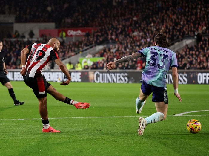 Soccer Football - Premier League - Brentford v Arsenal - GTech Community Stadium, London, Britain - January 1, 2025 Brentford's Bryan Mbeumo scores their first goal REUTERS/David Klein EDITORIAL USE ONLY. NO USE WITH UNAUTHORIZED AUDIO, VIDEO, DATA, FIXTURE LISTS, CLUB/LEAGUE LOGOS OR 'LIVE' SERVICES. ONLINE IN-MATCH USE LIMITED TO 120 IMAGES, NO VIDEO EMULATION. NO USE IN BETTING, GAMES OR SINGLE CLUB/LEAGUE/PLAYER PUBLICATIONS. PLEASE CONTACT YOUR ACCOUNT REPRESENTATIVE FOR FURTHER DETAILS..