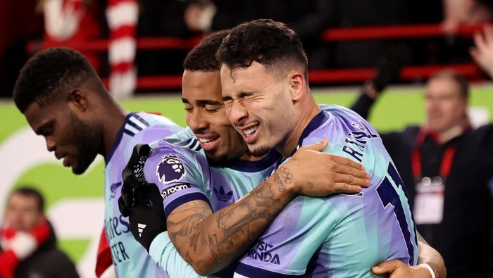 Soccer Football - Premier League - Brentford v Arsenal - GTech Community Stadium, London, Britain - January 1, 2025 Arsenals Gabriel Martinelli celebrates scoring their third goal with Gabriel Jesus REUTERS/David Klein EDITORIAL USE ONLY. NO USE WITH UNAUTHORIZED AUDIO, VIDEO, DATA, FIXTURE LISTS, CLUB/LEAGUE LOGOS OR LIVE SERVICES. ONLINE IN-MATCH USE LIMITED TO 120 IMAGES, NO VIDEO EMULATION. NO USE IN BETTING, GAMES OR SINGLE CLUB/LEAGUE/PLAYER PUBLICATIONS. PLEASE CONTACT YOUR ACCOUNT REPRESENTATIVE FOR FURTHER DETAILS..