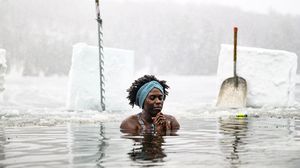 Brrr.. Warga Kanada Awali Tahun dengan Berendam di Danau Es
