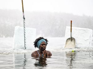 Brrr.. Warga Kanada Awali Tahun dengan Berendam di Danau Es Brrr.. Warga Kanada Awali Tahun dengan Berendam di Danau Es