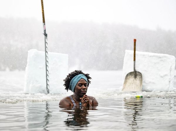 Brrr.. Warga Kanada Awali Tahun dengan Berendam di Danau Es