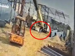 Video: Detik-detik Pekerja Nyaris Tertimpa Derek Konstruksi di India