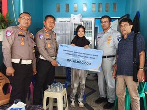 Polisi-Jasa Raharja Beri Santunan ke Anak Korban Tewas Kecelakaan di Pekanbaru Polisi-Jasa Raharja Beri Santunan ke Anak Korban Tewas Kecelakaan di Pekanbaru