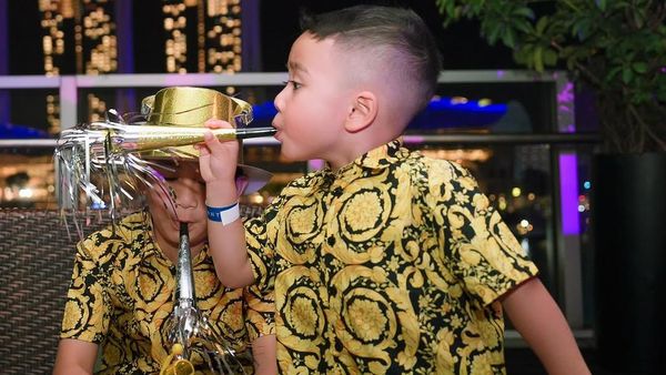 Gaya Rafathar dan Cipung Tahun Baruan di Singapura, Pakai Kemeja Rp 15 Juta