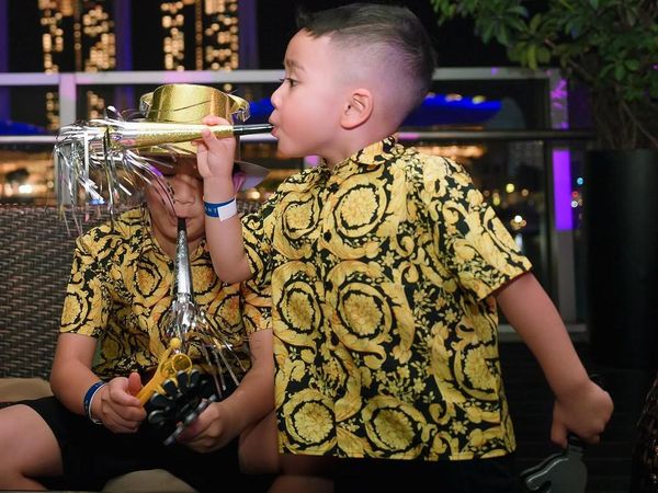 Gaya Rafathar dan Cipung Tahun Baruan di Singapura, Pakai Kemeja Rp 15 Juta