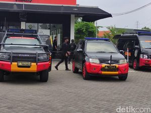 Misteri Koper di SPBU Porong: Gegana Diterjunkan, Ternyata Isinya Begini Misteri Koper di SPBU Porong: Gegana Diterjunkan, Ternyata Isinya Begini