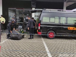 Tim Gegana Evakuasi Koper Tak Bertuan di SPBU Porong