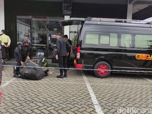 Tim Gegana Evakuasi Koper Tak Bertuan di SPBU Porong Tim Gegana Evakuasi Koper Tak Bertuan di SPBU Porong