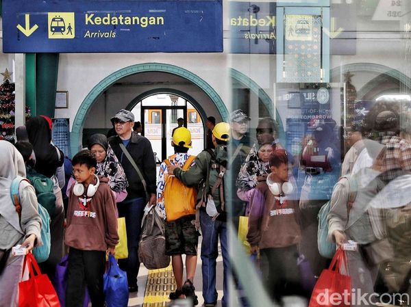 H+2 Tahun Baru, Penumpang Padati Stasiun Senen