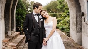 Foto Wanita Pakai Baju Pengantin Bekas Rp 400 Ribu, Penampilannya Viral