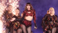 7 Gaya Lisa BLACKPINK Rayakan Tahun Baru di Thailand, Vokalnya Tuai Kritik