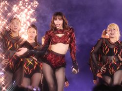 7 Gaya Lisa BLACKPINK Rayakan Tahun Baru di Thailand, Vokalnya Tuai Kritik