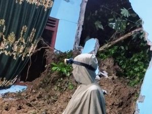 Seorang Balita Tewas Saat Longsor Timpa Rumah Warga Purworejo Seorang Balita Tewas Saat Longsor Timpa Rumah Warga Purworejo