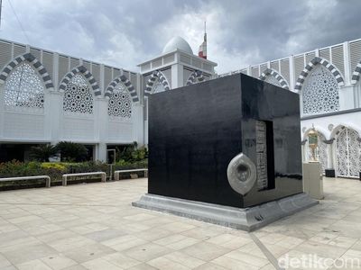 Melihat Masjid di Atas Mal yang Punya Miniatur Kabah