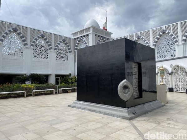 Melihat Masjid di Atas Mal yang Punya Miniatur Kabah