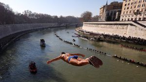 Lompat ke Sungai Jadi Tradisi Tahun Baru di Roma
