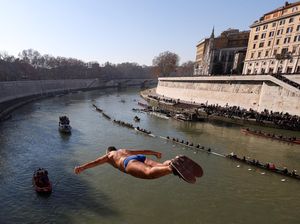 Lompat ke Sungai Jadi Tradisi Tahun Baru di Roma Lompat ke Sungai Jadi Tradisi Tahun Baru di Roma