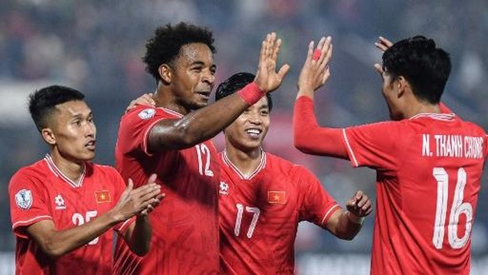 Vietnams Xuan Son Nguyen (2L) celebrates with his teammates after their teams win in the 2024 ASEAN Electric Cup Semi-final second leg football match between Vietnam and Singapore at the Viet Tri Stadium in Phu Tho province on December 29, 2024. (Photo by HOANG Anh / AFP)
