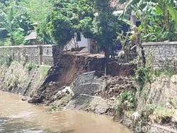 Plengsengan Sungai Welang Pasuruan Ambrol 20 Meter