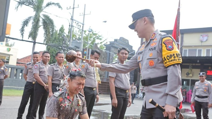 Kapolres Lamongan AKBP Bobby A Condroputra memimpin upacara peningkatan pangkat anggotanya