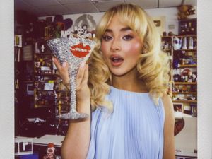 Ini Lirik Lagu Sabrina Carpenter Is It New Years Yet? yang Kembali Viral