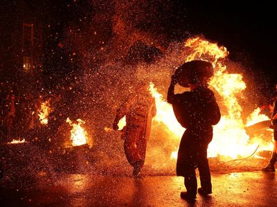 Potret Tradisi Unik Tahun Baruan di Inggris Utara