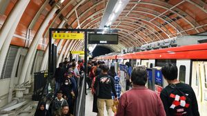 Ramainya Penumpang LRT Jabodebek Saat Pergantian Tahun