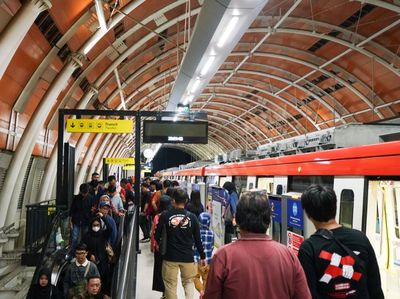 Ramainya Penumpang LRT Jabodebek Saat Pergantian Tahun