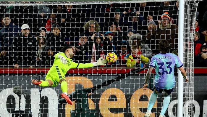 Soccer Football - Premier League - Brentford v Arsenal - GTech Community Stadium, London, Britain - January 1, 2025 Arsenals David Raya in action as he makes a save off the line Action Images via Reuters/Matthew Childs EDITORIAL USE ONLY. NO USE WITH UNAUTHORIZED AUDIO, VIDEO, DATA, FIXTURE LISTS, CLUB/LEAGUE LOGOS OR LIVE SERVICES. ONLINE IN-MATCH USE LIMITED TO 120 IMAGES, NO VIDEO EMULATION. NO USE IN BETTING, GAMES OR SINGLE CLUB/LEAGUE/PLAYER PUBLICATIONS. PLEASE CONTACT YOUR ACCOUNT REPRESENTATIVE FOR FURTHER DETAILS..