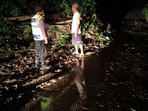 Tanah Longsor di Sikka, Jembatan Nyaris Putus