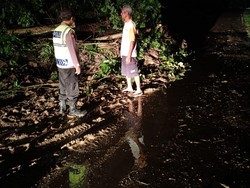 Tanah Longsor di Sikka, Jembatan Nyaris Putus