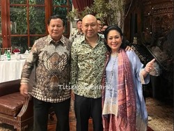 Gaya Titiek Soeharto Rayakan Tahun Baru 2025 Bareng Prabowo, Anggun Berbatik