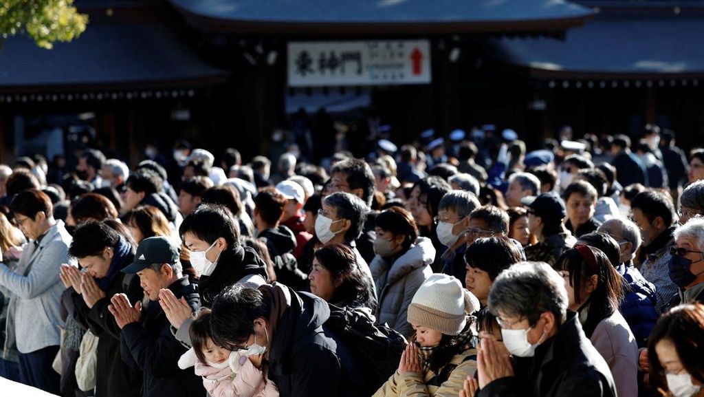 Tradisi Berdoa Sambut Tahun Baru di Kuil Meiji Tokyo Tradisi Berdoa Sambut Tahun Baru di Kuil Meiji Tokyo