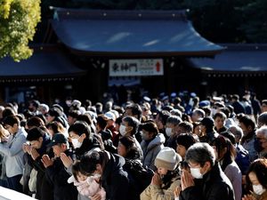 Tradisi Berdoa Sambut Tahun Baru di Kuil Meiji Tokyo Tradisi Berdoa Sambut Tahun Baru di Kuil Meiji Tokyo