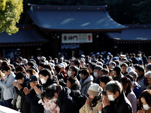 Tradisi Berdoa Sambut Tahun Baru di Kuil Meiji Tokyo