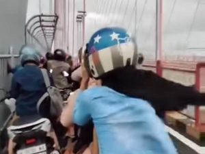 Viral Pemotor Terjebak Angin Kencang di Jembatan Suramadu Viral Pemotor Terjebak Angin Kencang di Jembatan Suramadu