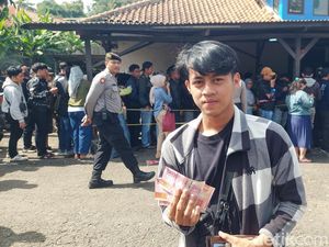 Korban Tumpahan Cairan Kimia Antre Sejak Pagi, Dapat Ganti Rugi Rp 300 Ribu Korban Tumpahan Cairan Kimia Antre Sejak Pagi, Dapat Ganti Rugi Rp 300 Ribu