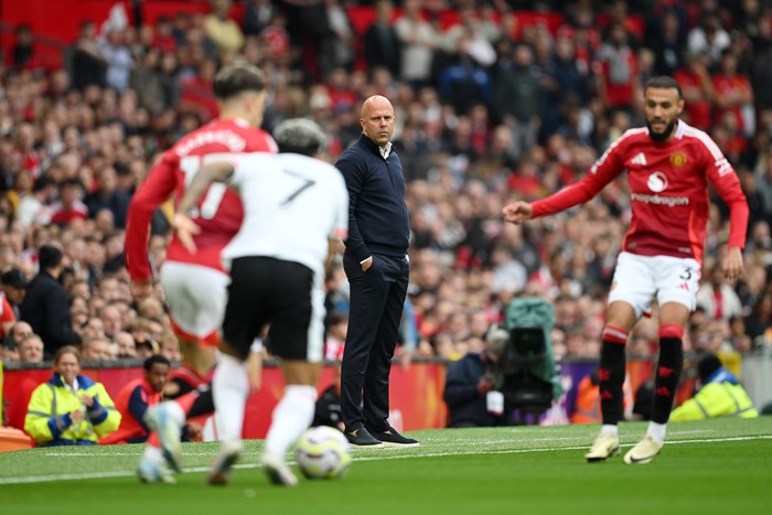 MANCHESTER, ENGLAND - SEPTEMBER 01: Arne Slot, Manager of Liverpool, looks on during the Premier League match between Manchester United FC and Liverpool FC at Old Trafford on September 01, 2024 in Manchester, England. (Photo by Michael Regan/Getty Images)