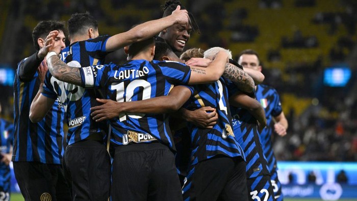 RIYADH, SAUDI ARABIA - JANUARY 02: Denzel Dumfries of FC Internazionale celebrates with team mates after scoring his teams first goal during the Italian Super Cup Semi-Final match between FC Internazionale and Atalanta BC at Al Awwal Park on January 02, 2025 in Riyadh, Saudi Arabia. (Photo by MB Media/Getty Images)