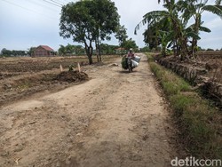 Protes Jalan Rusak, Warga Susukan Cirebon Bangun Kuburan