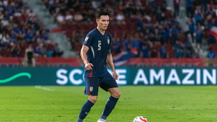 BANGKOK, THAILAND - 2024/12/14: Chalermsak Aukkee of Thailand seen in action during the Asean Cup 2024 Group A match between Thailand and Malaysia at Rajamangala National stadium. Final score; Thailand 1 : 0 Malaysia. (Photo by Peerapon Boonyakiat/SOPA Images/LightRocket via Getty Images)