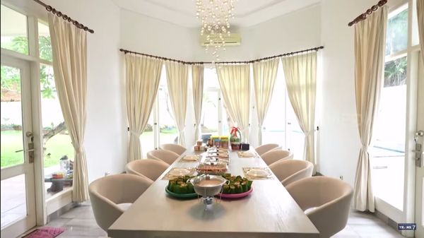 Potret Dapur di Rumah Baru Adly Fairuz dan Anbeen Rishi yang Serba Putih
