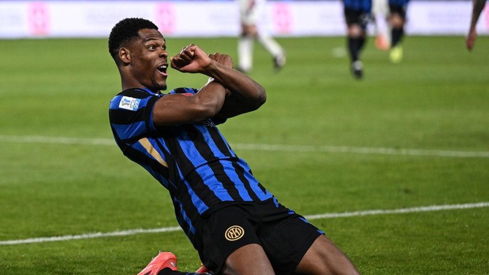 RIYADH, SAUDI ARABIA - JANUARY 02: Denzel Dumfries of Internazionale celebrates his goal during the Italian Super Cup Semi-Final match between FC Internazionale and Atalanta at Al Awwal Park on January 02, 2025 in Riyadh, Saudi Arabia. (Photo by Image Photo Agency/Getty Images)