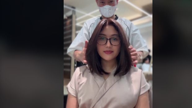 Erina Gudono memamerkan gaya rambut barunya.