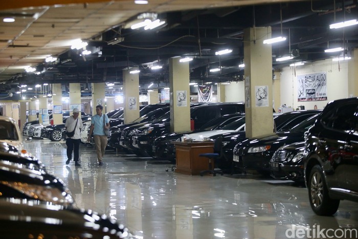 Pekerja membenahi interior kendaraan beroda empat glamor bekas di wilayah pemasaran kendaraan beroda empat bekas di Mal Blok M, Jakarta Selatan, Jumat (3/1/2025). Penjualan kendaraan beroda empat bekas pada permulaan tahun 2025 relatif sepi. Kondisi tersebut diperburuk dengan melemahnya daya beli masyarat dan Pajak Pertambahan Nilai (PPN) 12 persen yang berlaku untuk barang mewah, tergolong kendaraan beroda empat bekas.