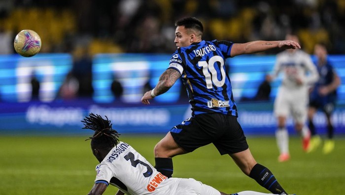 Inter Milans Lautaro Martinez duels for the ball with Atalantas Odilon Kossounou, bottom, during the Italian Super Cup semifinal soccer match between Inter Milan and Atlanta at Al Awwal Park stadium in Riyadh, Saudi Arabia, Thursday, Jan. 2, 2025. (AP Photo/Altaf Qadri)