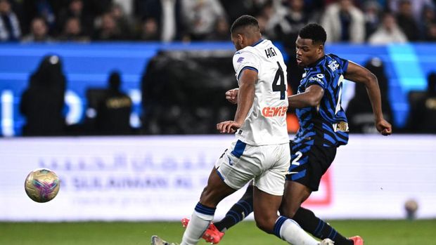 RIYADH, SAUDI ARABIA - JANUARY 02: Denzel Dumfries of Internazionale scores goal during the Italian Super Cup Semi-Final match between FC Internazionale and Atalanta at Al Awwal Park on January 02, 2025 in Riyadh, Saudi Arabia. (Photo by Image Photo Agency/Getty Images)