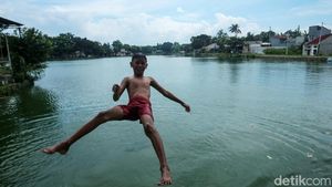 Intip Keceriaan Anak-anak Berenang di Situ Citayam Depok