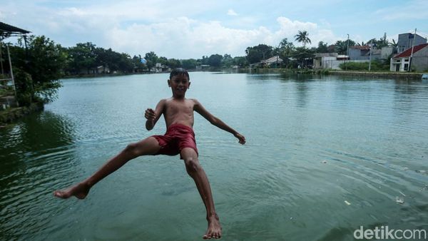 Intip Keceriaan Anak-anak Berenang di Situ Citayam Depok