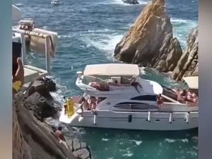 Kapal Pengangkut Turis Tenggelam Usai Hantam Tebing di Tahun Baru